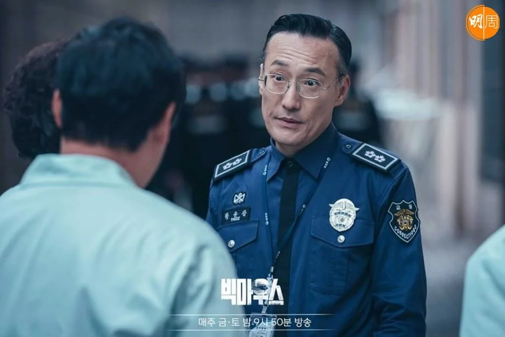 鄭截成演九川監獄的獄長，用自己的紀律和方式來控制囚犯。