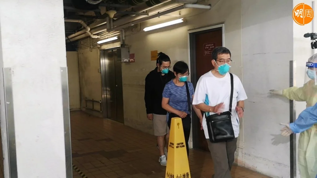 李牧師與師母及家人今早再度到伊利沙伯醫院探望阿Mo(圖片提供:明報)