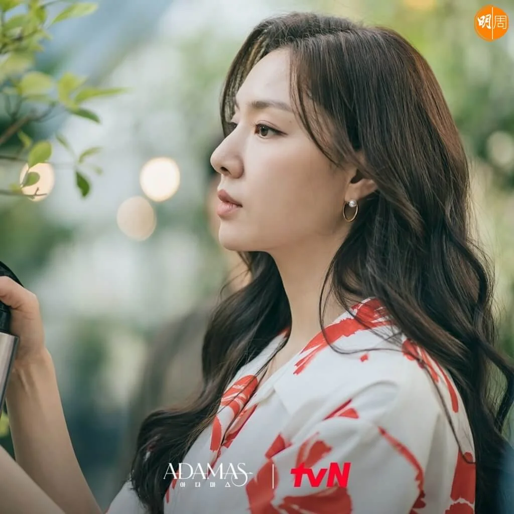 徐智慧在劇中優雅得來充滿神秘感,未到最後未知是正是邪?