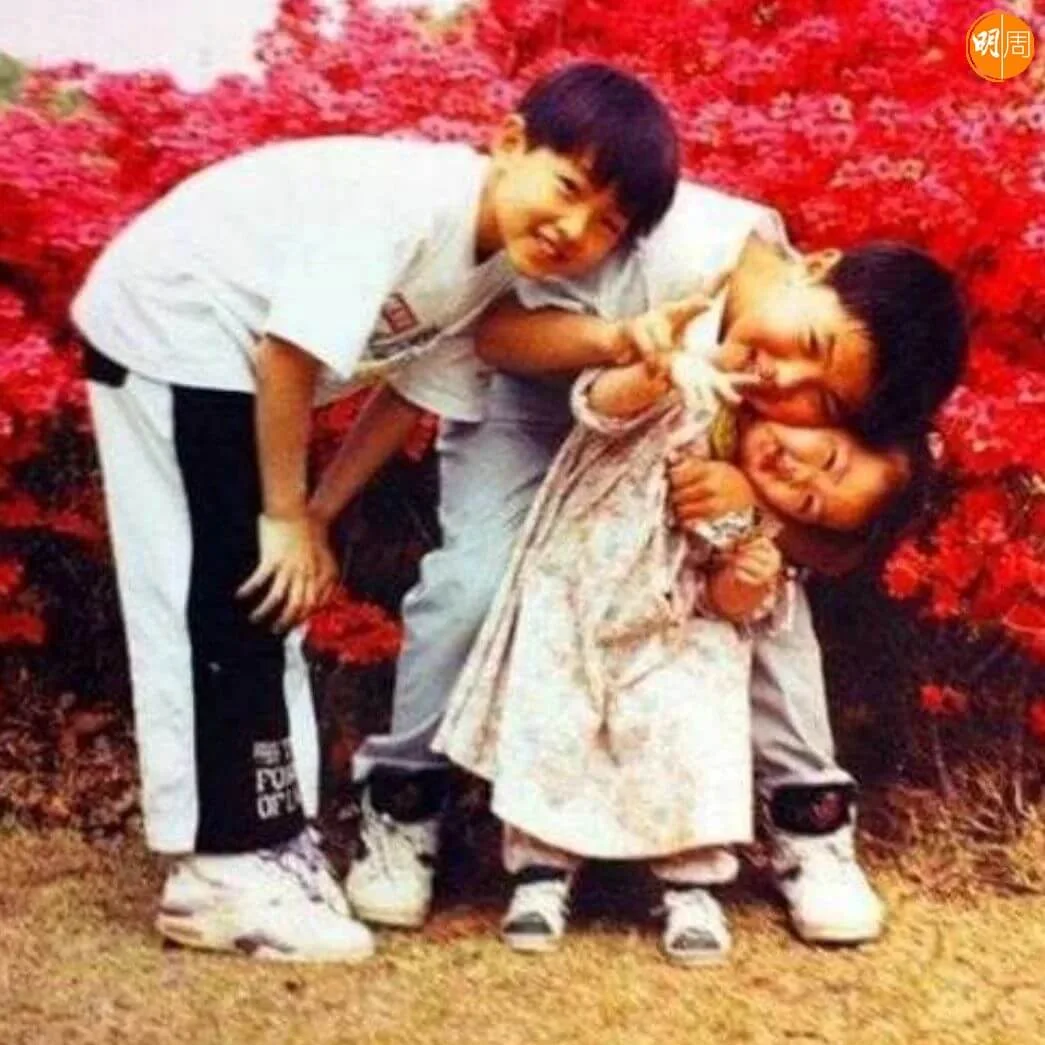 除罕有公開三兄妹合照，還有他們兒時合照。