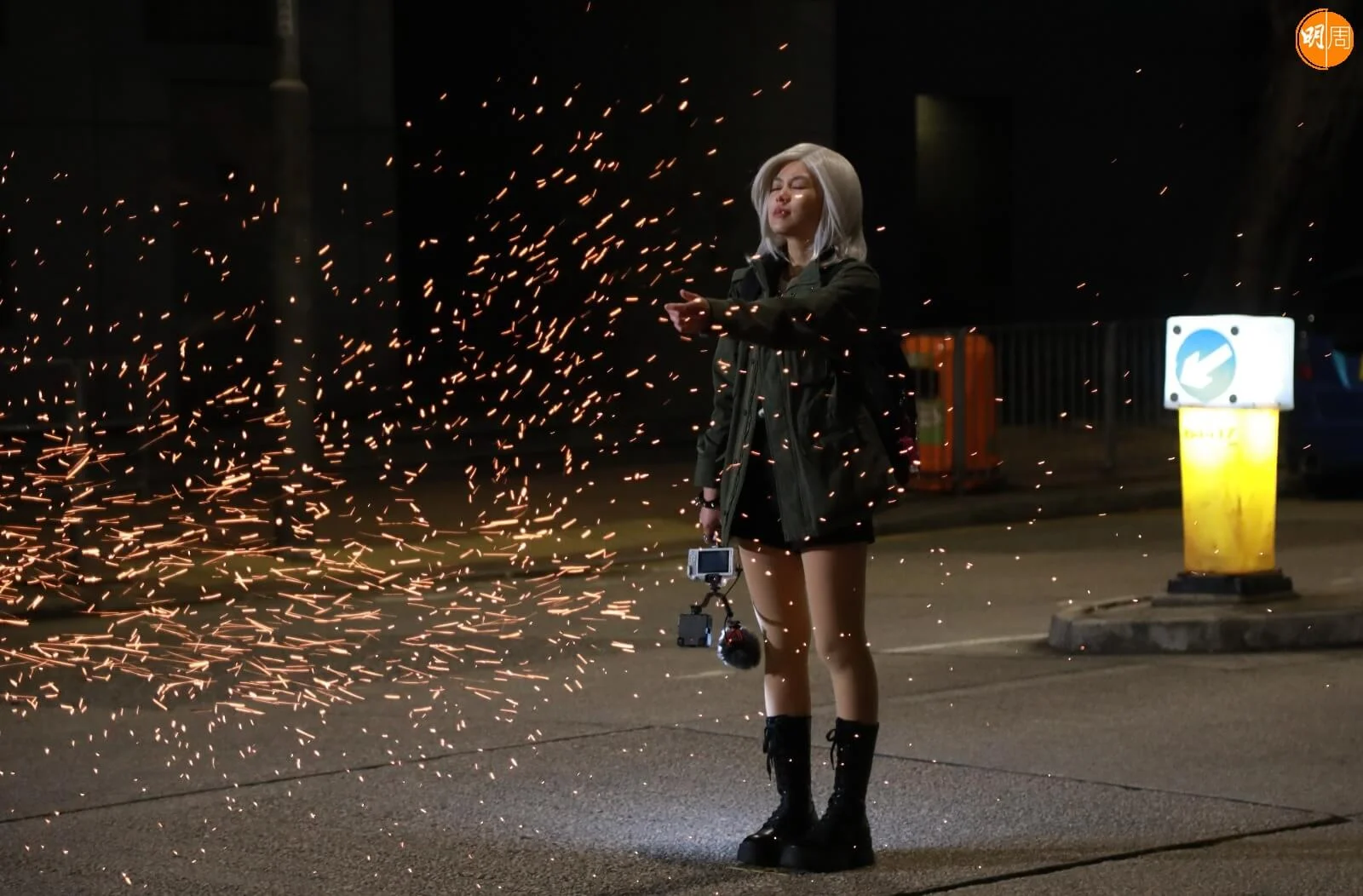 蘇麗珊被火花正面噴。