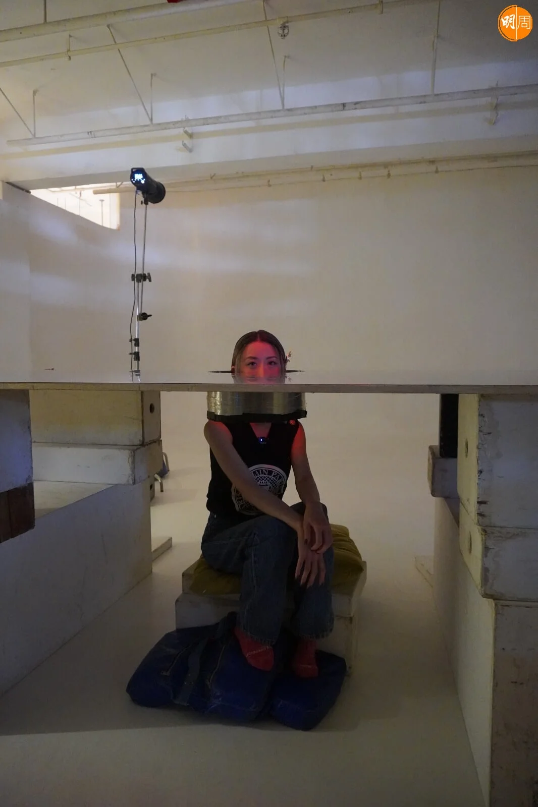 其中一個造型是Vincy頭部從圓形木板伸出。