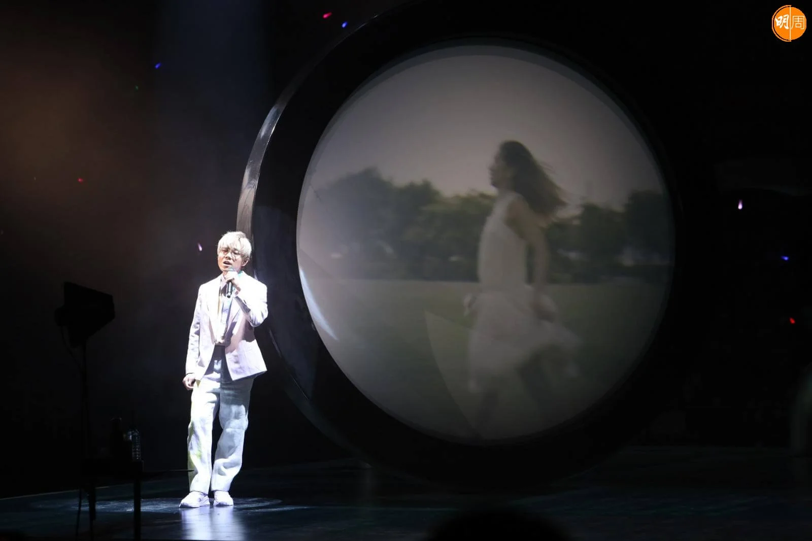 所有舞台裝置都是工作人員人手搬上台。