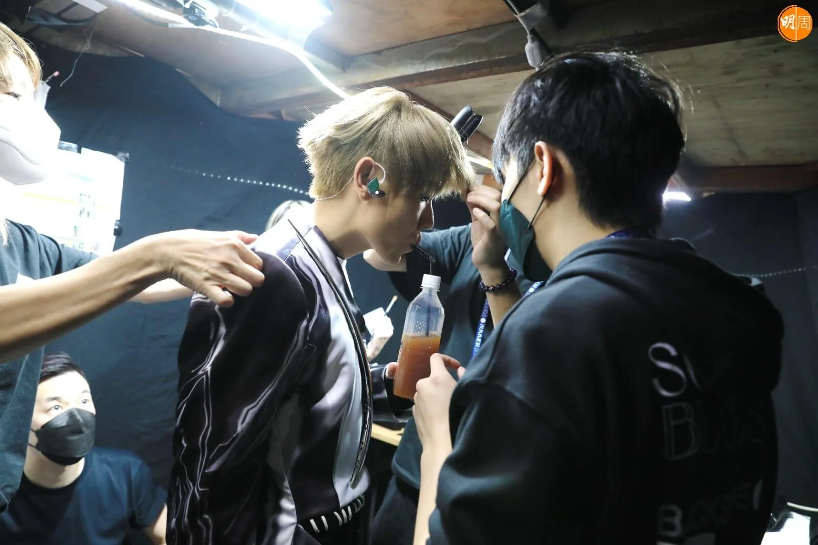 很多歌手開騷都有準備飲食,但家謙吃的是大會飯盒,而這枝是化痰茶,他說:「只是在街邊買,覺得幾有效便keep住飲。」