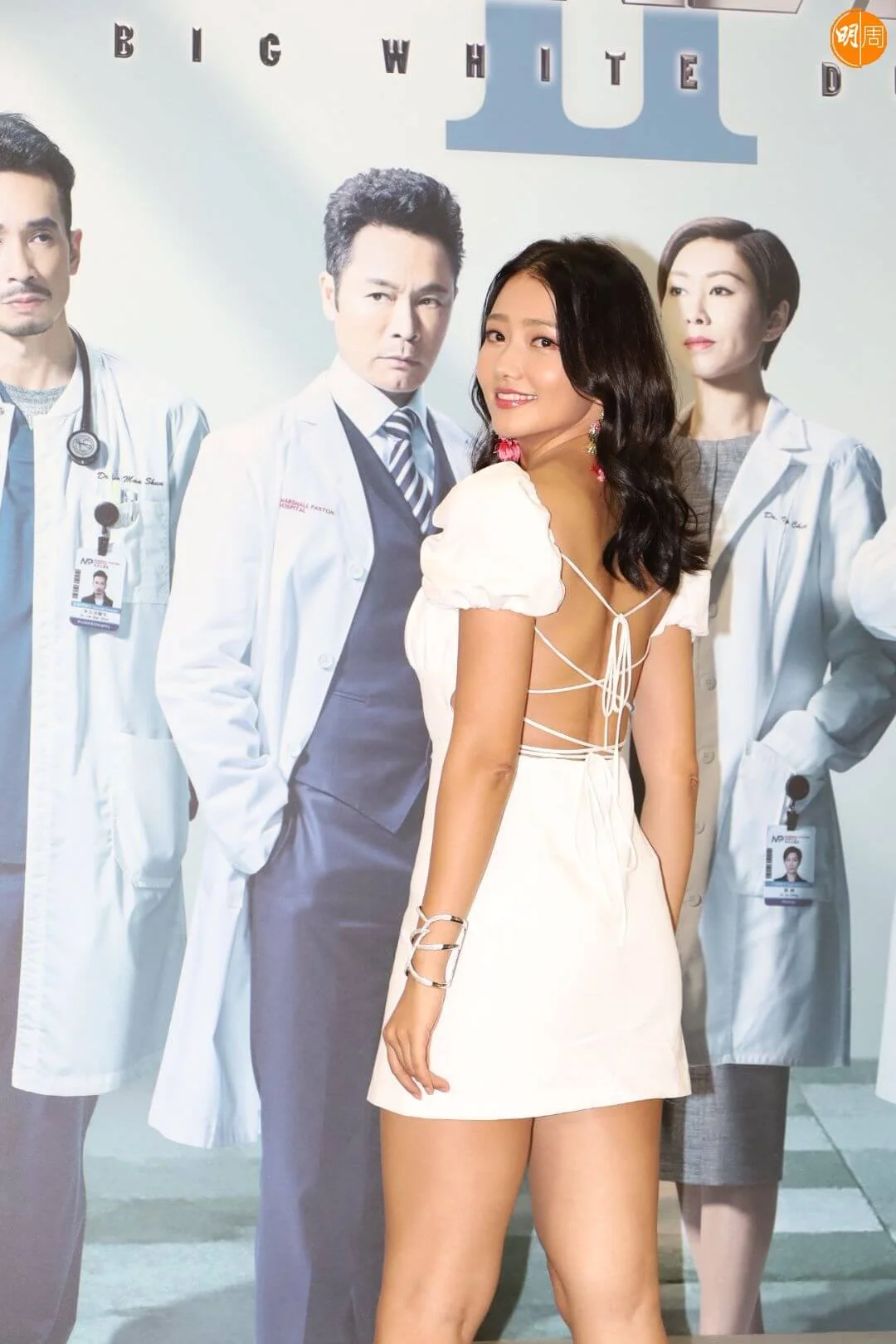 劉溫馨以露背吸睛。