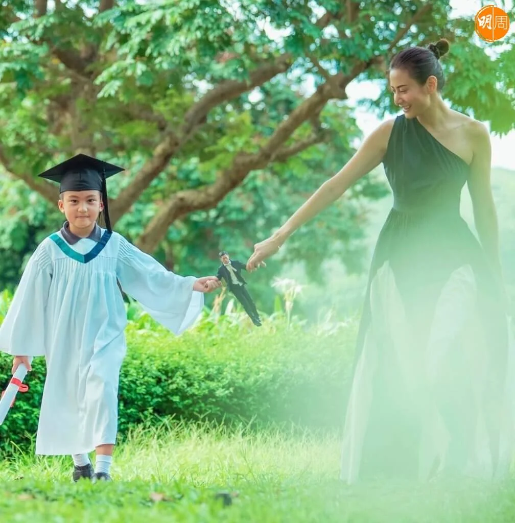 母子拖着陳國車的人偶，「一家人」影篳業照。