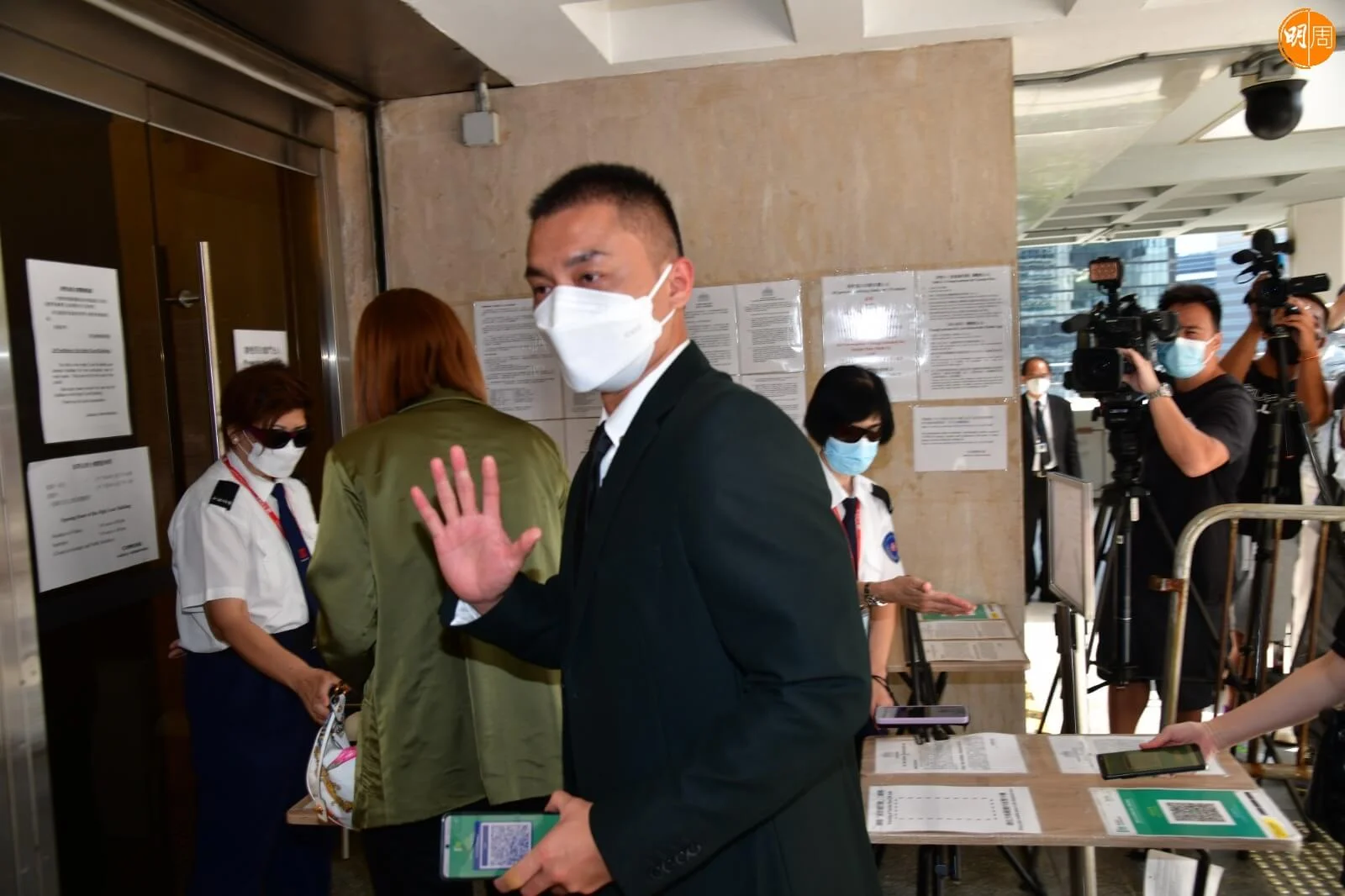 楊明向傳媒揮手打招呼,但沒回應提問。