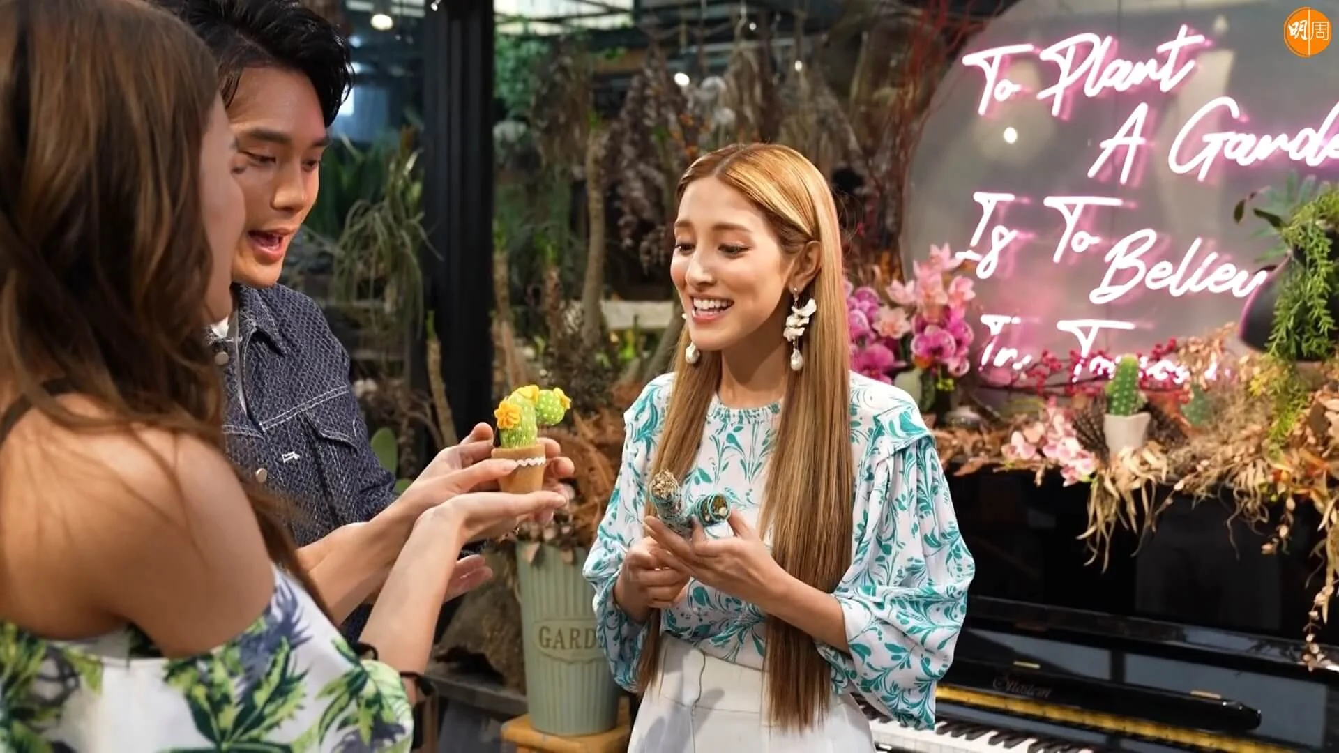 陳浚霆及蘇韻姿給陳凱琳送小禮品。