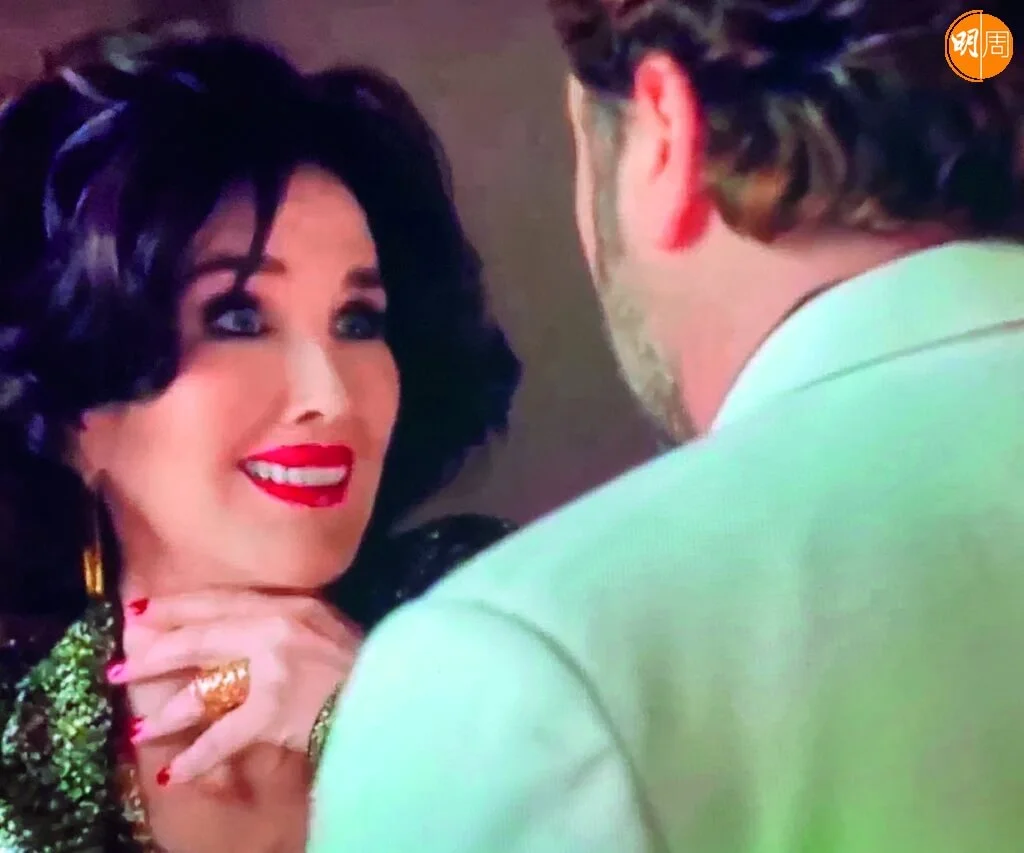 看着雅珍尼電影走過人生四季的我輩，在大銀幕上與不老美人重逢，感覺總在熟悉與生份之間擺盪。明明是伊人，她又不似伊人，這太貼合回首前塵的心境，很多畫面似曾相識，卻又如同初見。