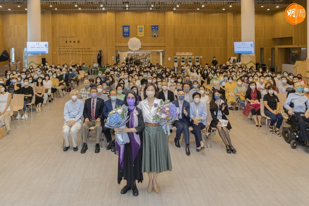 林青霞與知交金聖華教授，在中文大學的講座座無虛席，吸引不同年紀的人士慕名支持。