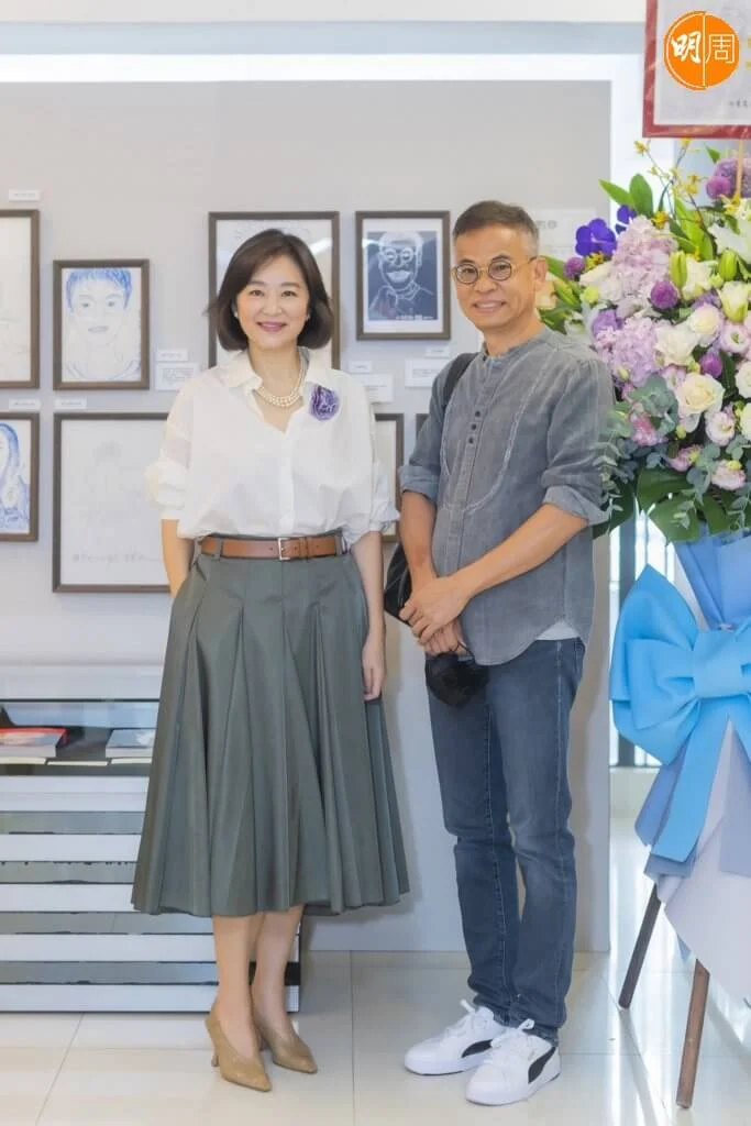 展覽展出林青霞的畫作，其中一幅以她的繪畫老師李志清為描繪對象。展覽開幕，志清老師到賀留影。 