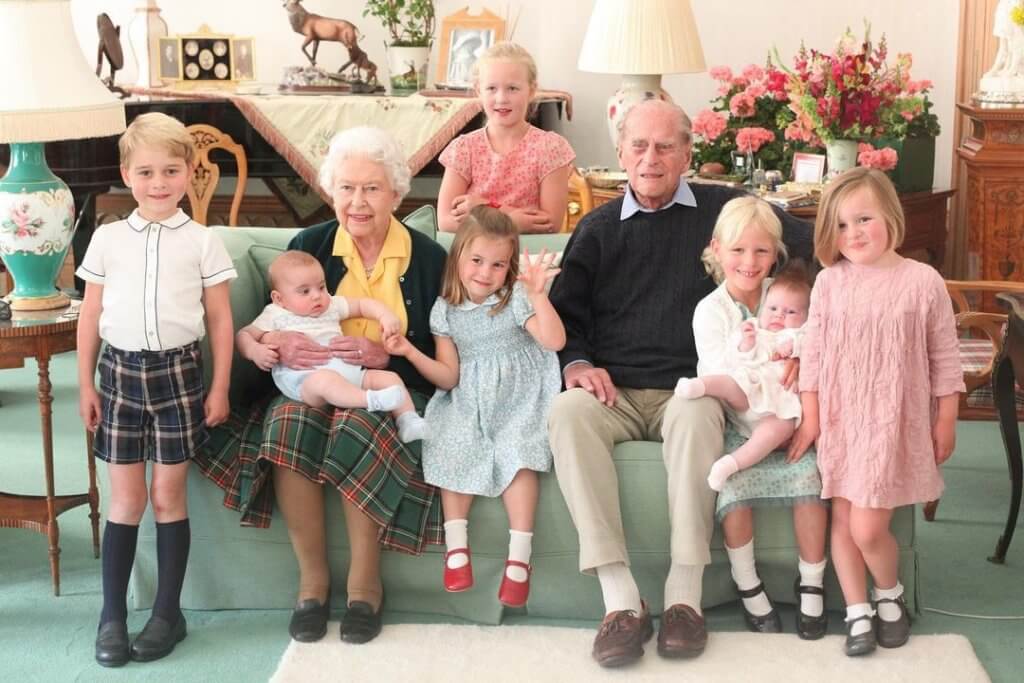 去年菲臘親王去世一星期，王室發放女王伉儷與曾孫的温馨合照，緬懷親王作為「父親、祖父和曾祖父」的一面。 