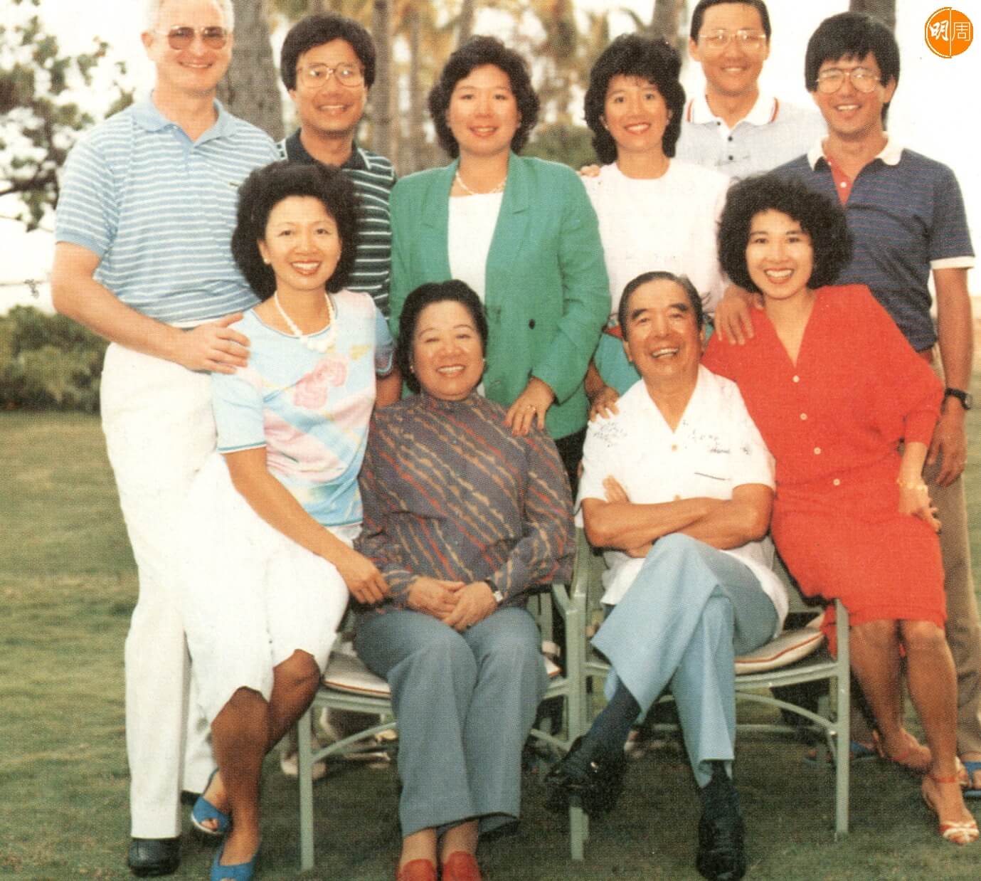 ¥]¥É­è Sir Yue-kong and Lady Pao are seen in this photograph taken in December 1983, with their four daughters and sons-in-law, Dr and Mrs. Helmut Sohmen, Dr and Mrs. Edga cheng, Mr. and Mrs Peter Woo (§d¥ú¥¿), and Mr and Mrs Shinichiro Watari. ¥]¥É­è ¥þ®aºÖ 12/1983