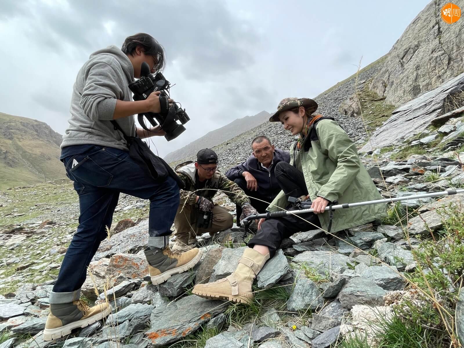 Janis登山期間還訪問了志願隊隊員，了解他們為何願意為了雪豹無私付出。