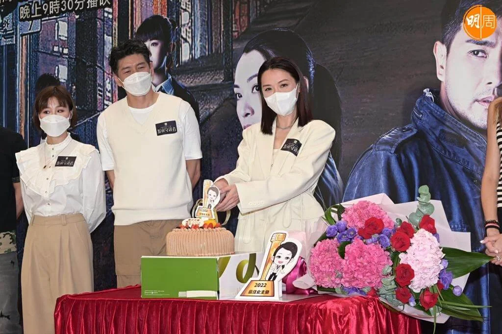 煒哥在台上獲Fans送上蛋糕及花束。