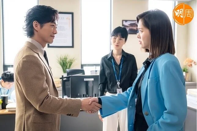 金智恩飾演的白瑪麗是富家女,在檢察官實習期間表現相當優異,與千智勳庭上交鋒。