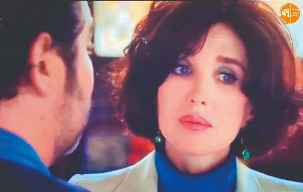 薛冬妮一角在《柏特娜的苦淚》裏戲分只有一頭一尾兩場。雅珍妮沒有獲新版《彼特的苦淚》導演加戲。但當原版的兩女苦戀在新版「還原」為接近事實的兩男之間，薛冬妮在雅珍妮的演出裏，隱約可見「柏特娜」的情感輪廓：戲劇化，人工化。 