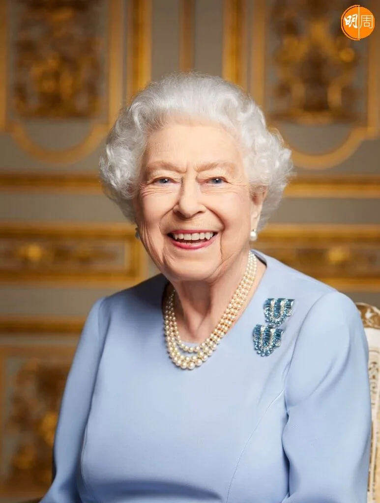 女王葬禮前一天,王室發布首度曝光照片,今年五月女王在温莎堡拍,耀目的海藍寶石與鑽石胸針,向外界釋出她對父母的敬意和思念,這枚Boucheron雙夾胸針,可上下或左右錯落配搭,一九四四年四月賀她十八歲生日,由父王和母后所贈的禮物。(法新社圖片)