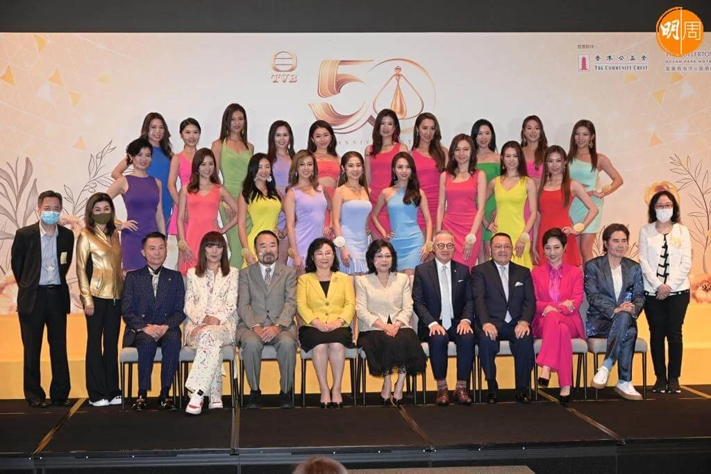 19位候選佳麗跟一眾評判見面。