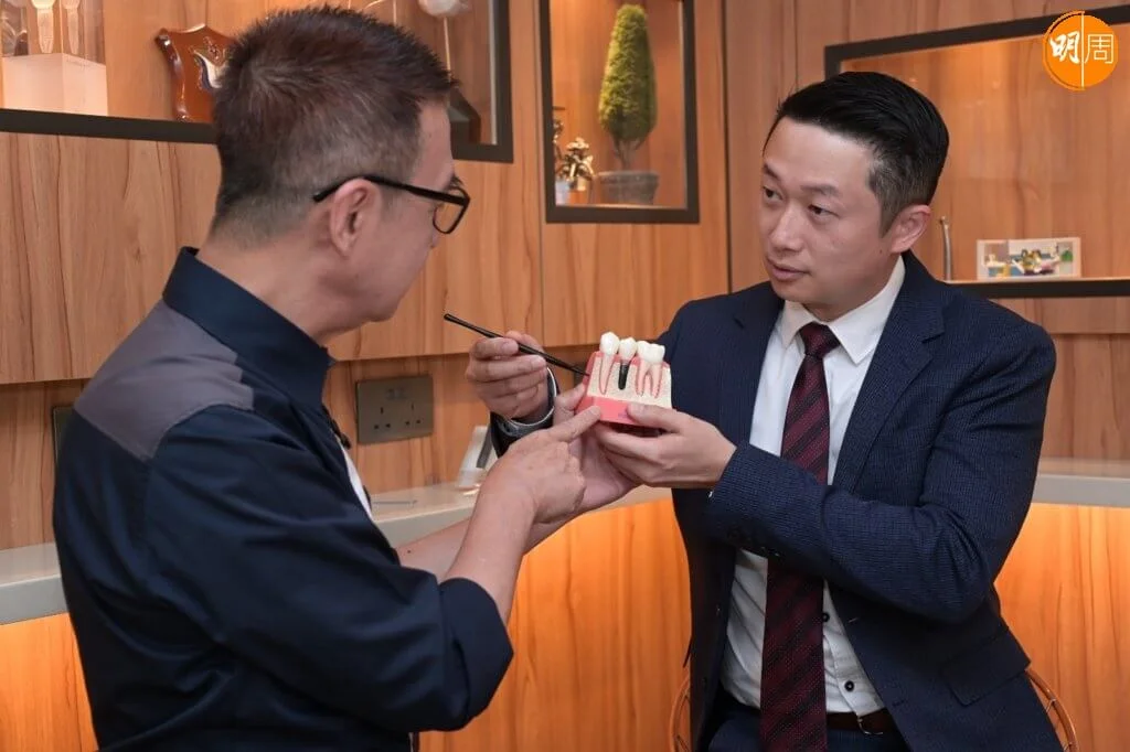 陳圖安向陳醫生了解,假牙是否比植牙更適合長者。