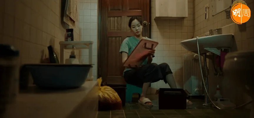 金高銀把手上二十億,放在泡菜箱中存放。