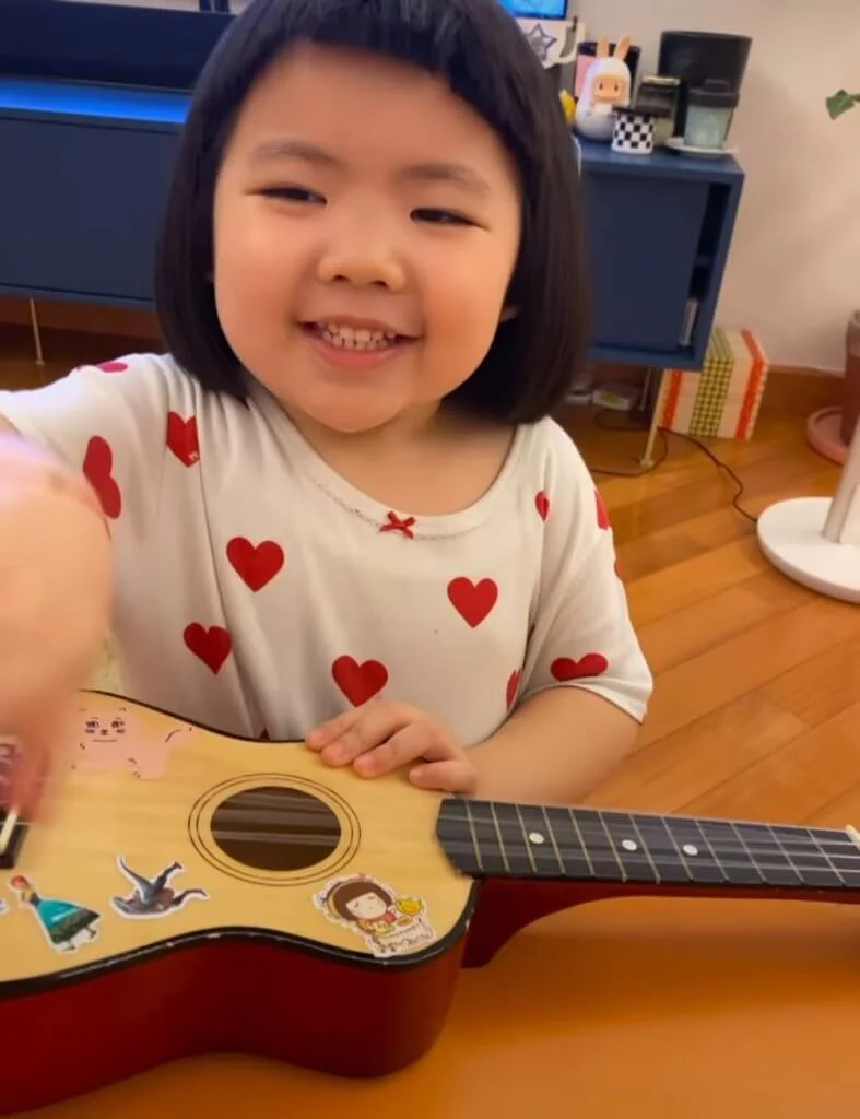 Lucy最近在學校學唱兒歌，十分動聽。