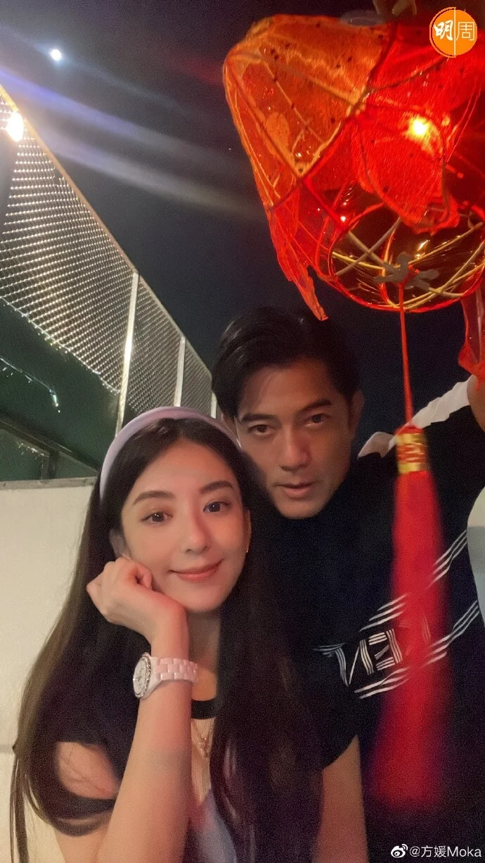 團圓過中秋，方媛與城城以明日作背景，在自家天台合照。