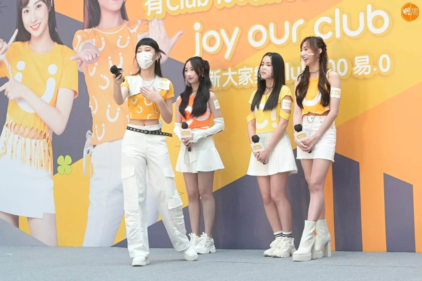 病癒的Gigi戴外科口罩，Windy、Chantel和Yumi就戴透明口罩。