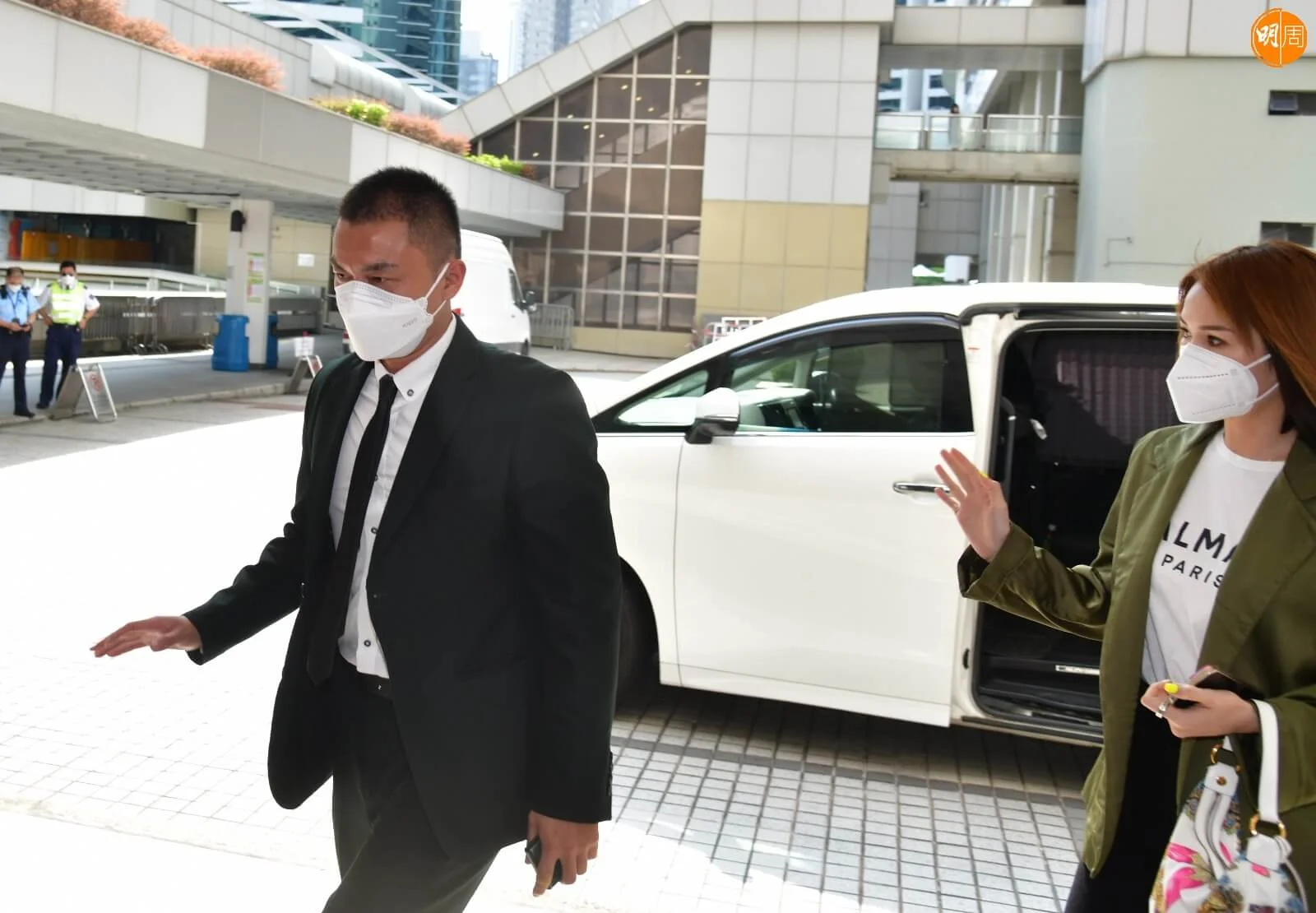 楊明剷短頭髮並明顯發福,今早在女友陪同下到法院聆訊。