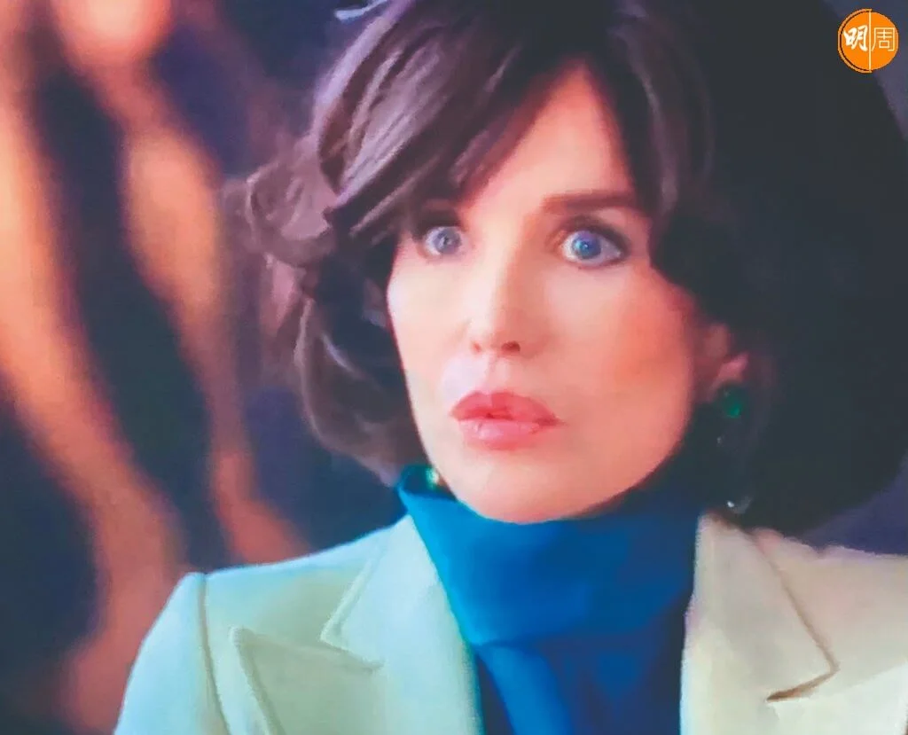 伊的羅曼史男主角之一是 Warren Beatty，伊的前夫是Daniel Day Lewis，伊曾訂婚的男人是Jean Michel Jarre，雖然都成追憶，但為響噹噹的男神們拱照，伊在大眾心中的分量可不是蓋的。但她在《彼得的苦淚》裏的大女明星演出大女明星，百無禁忌，故光芒四射。