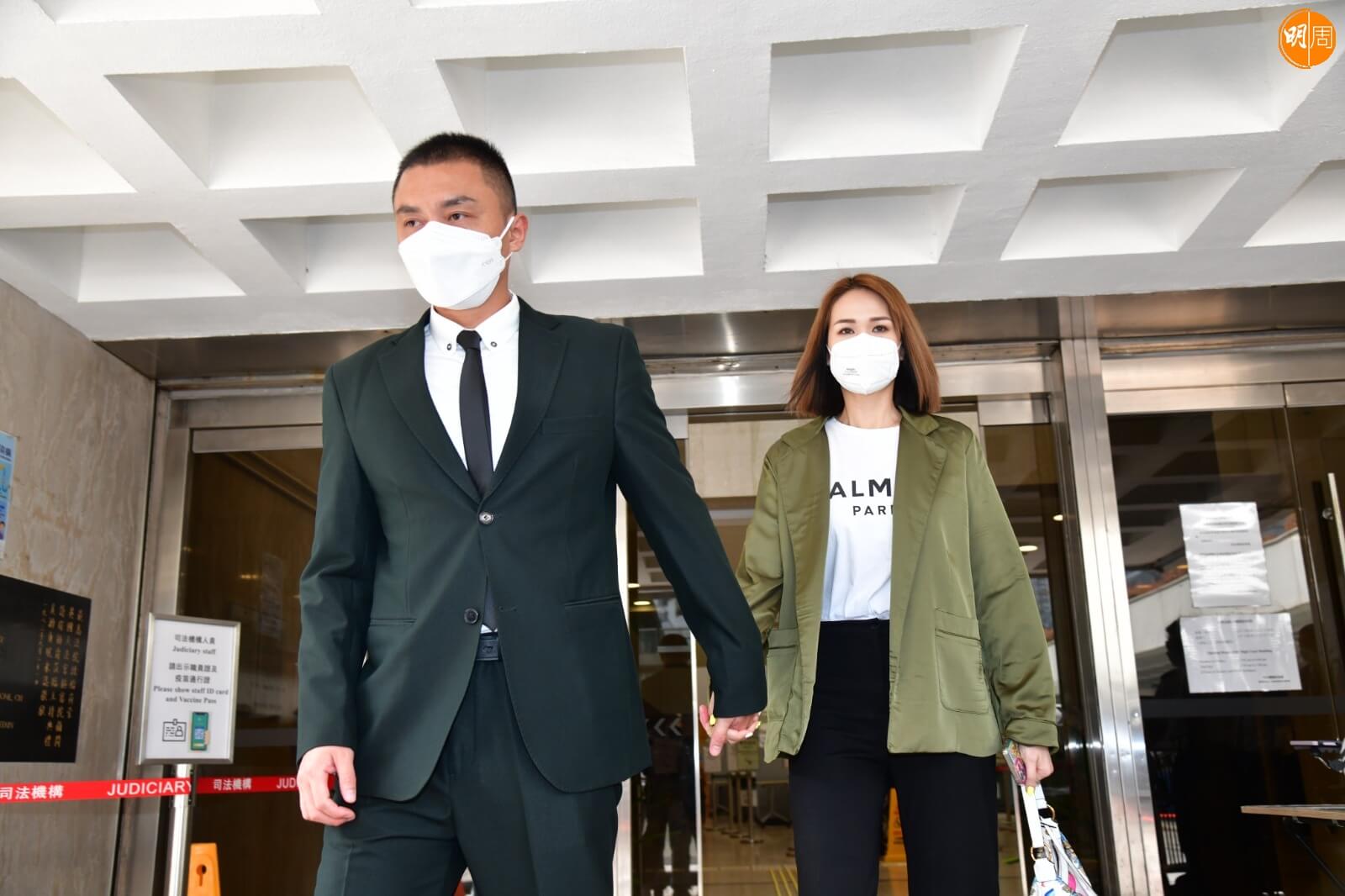獲准保釋的楊明，拖住女友莊思明離開法院。