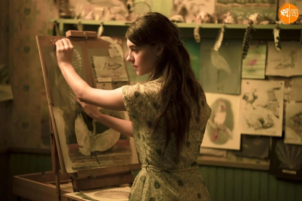 黛斯艾加鍾斯在《荒野謎屍》中一邊在沼澤獨自成長,一邊繪畫寫書,成為自然生態專家。