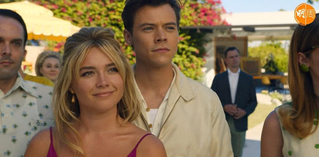 科倫絲佩芝與前One Direction樂壇萬人迷哈利史泰敖在《別擔心親愛的》中表面是一對恩愛夫婦,影片後半部卻出人意表。