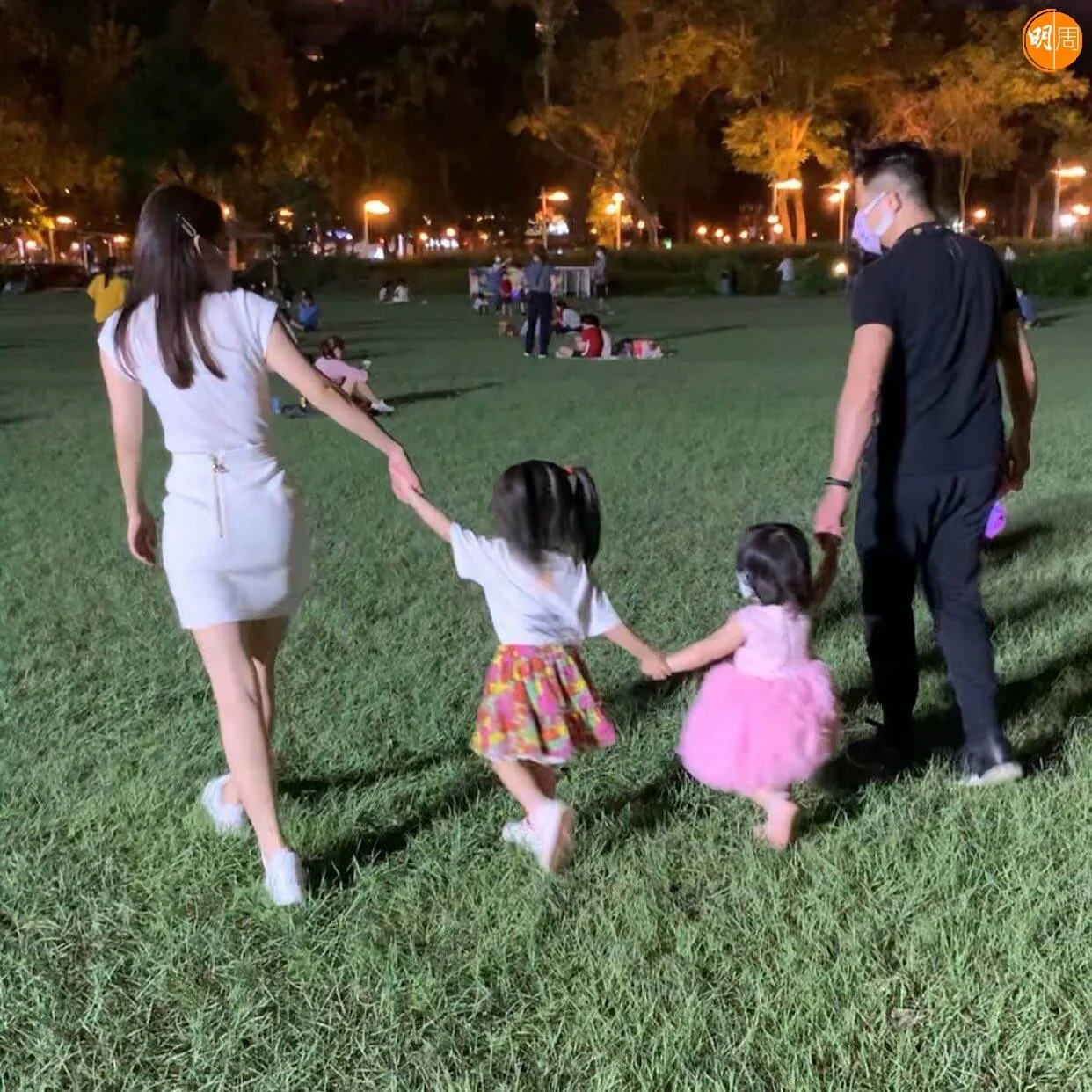 兩年前城城一家四口也到維園賞月。