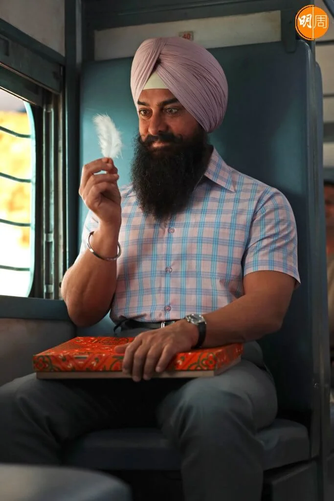 影片開場出現《阿甘》中的經典白羽毛場面