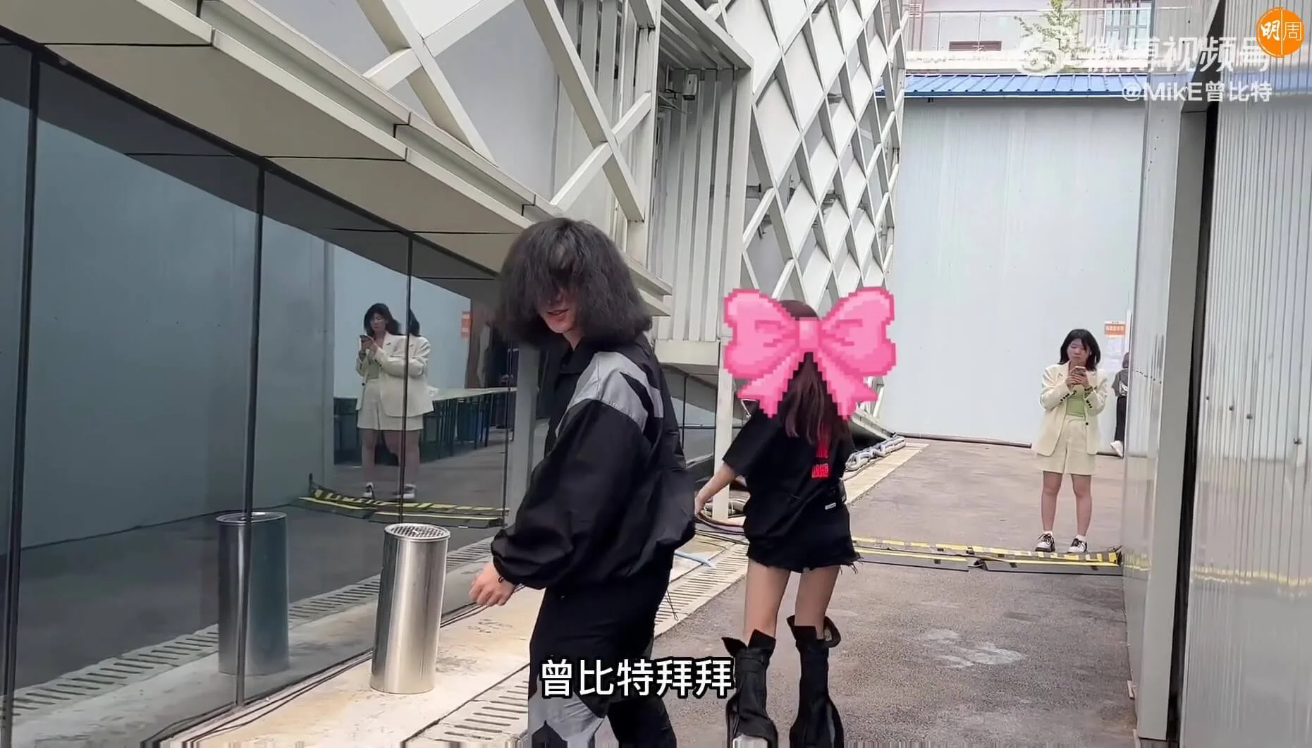 最終還是把頭髮掃向前遮臉。