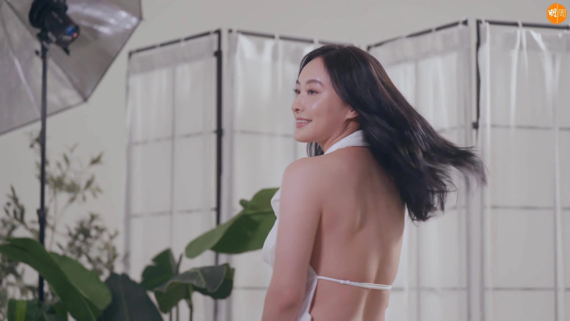 陳瀅在新劇宣傳片，先來個大露背搶Fo。