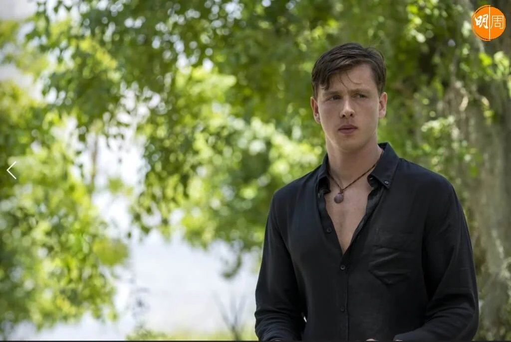 《皇家特工:第一任務》哈里斯迪堅臣飾演一名賤男,更令黛斯惹官非。