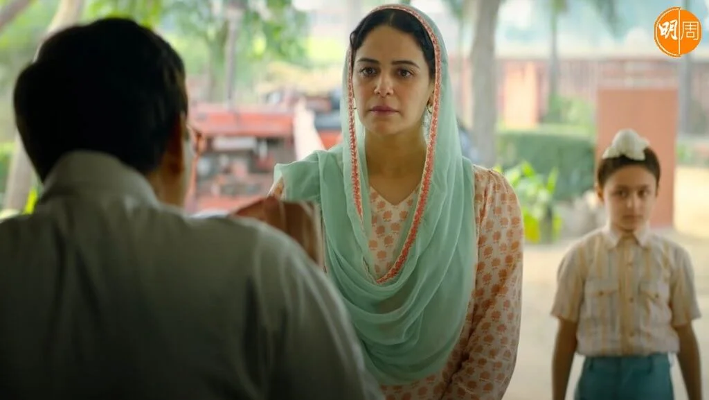 主角母親為天資不算聰敏的兒子找學校,並不像原版向校長獻身,改編得有說服力。