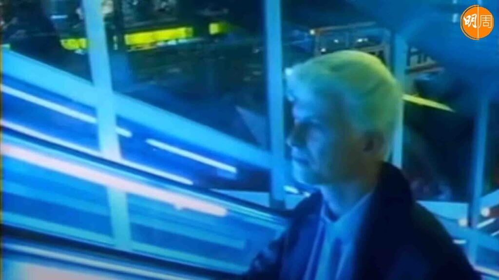 片中出現Bowie第一次來香港，包括舉行記者會及疑似遊尖東的片段。
