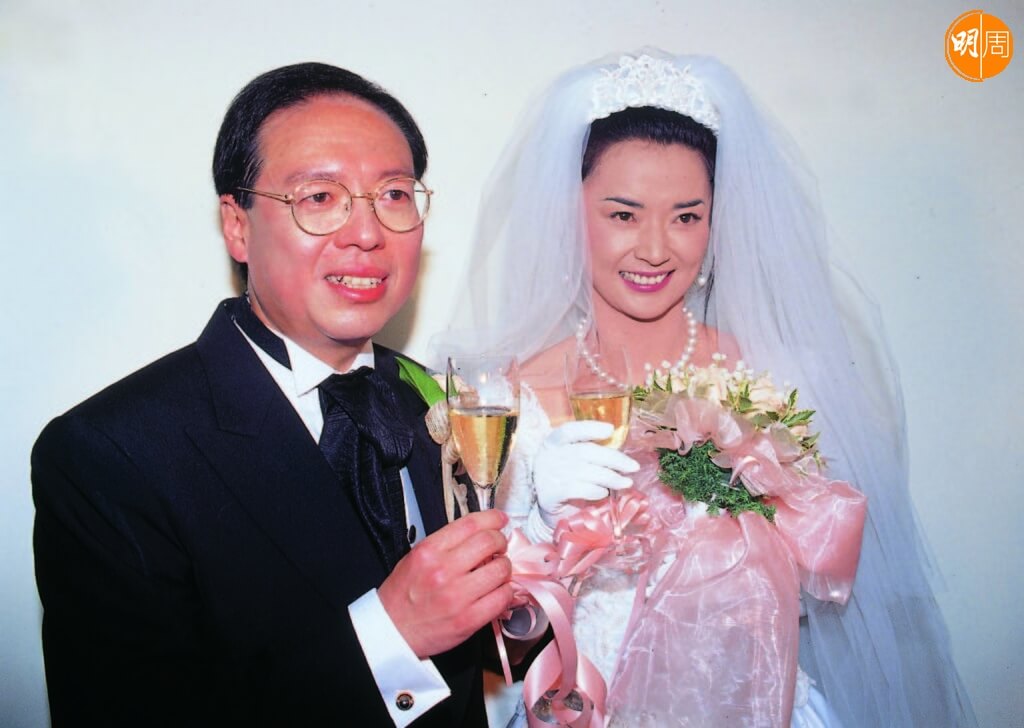 胡慧中與前民政事務局局長兼眼科醫生何志平九七年結婚，轟動港台。