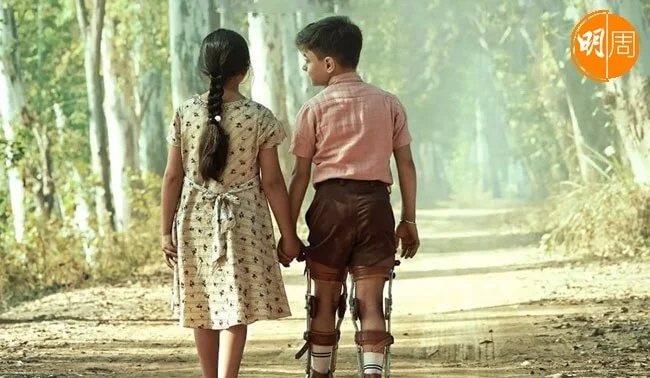 新版中的主角跟版一樣小時候有腳患,行動不便。