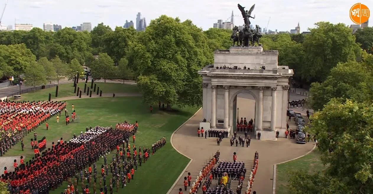 英女王靈柩到達威靈頓拱門。