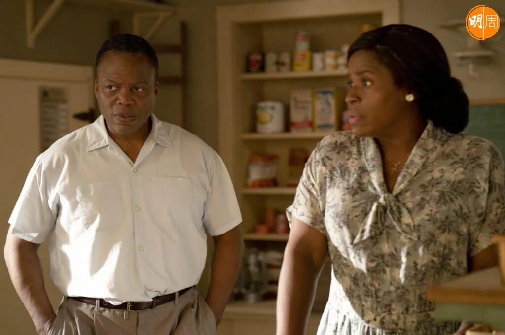 雜貨店的黑人夫婦對女主角充滿慈愛,明白她有口難言的處境。