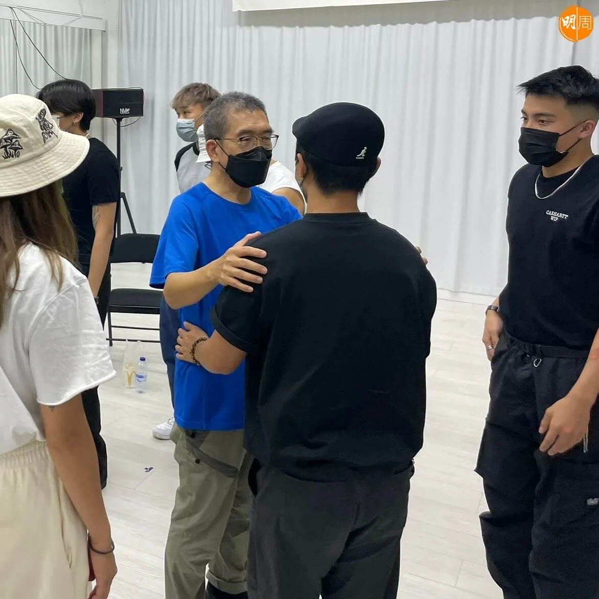 阿峯（背景黑衣）謂當見到Mo爸爸（藍衣）一刻，內心很複雜，為未能多救Mo一步充滿內疚。