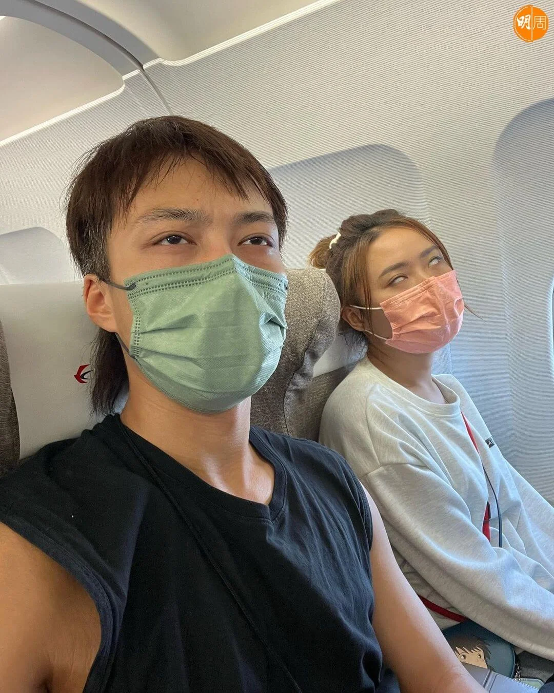 戴祖儀跟坤哥坐飛機時反白眼。