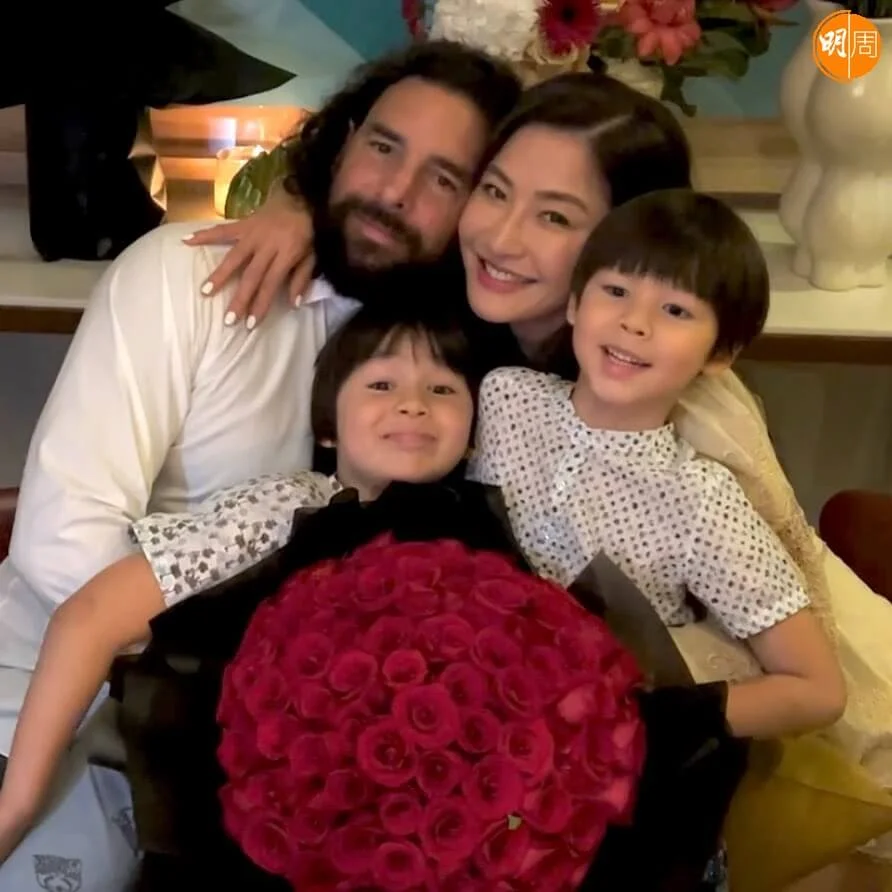 Kathy擁着老公同兩個囝囝，慶祝結婚10周年。