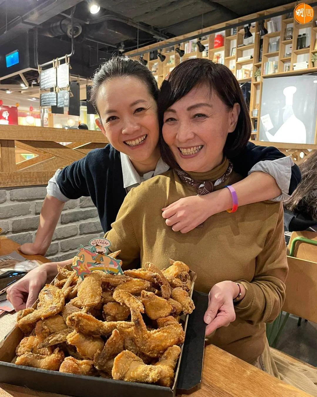 曾寶儀與媽媽。