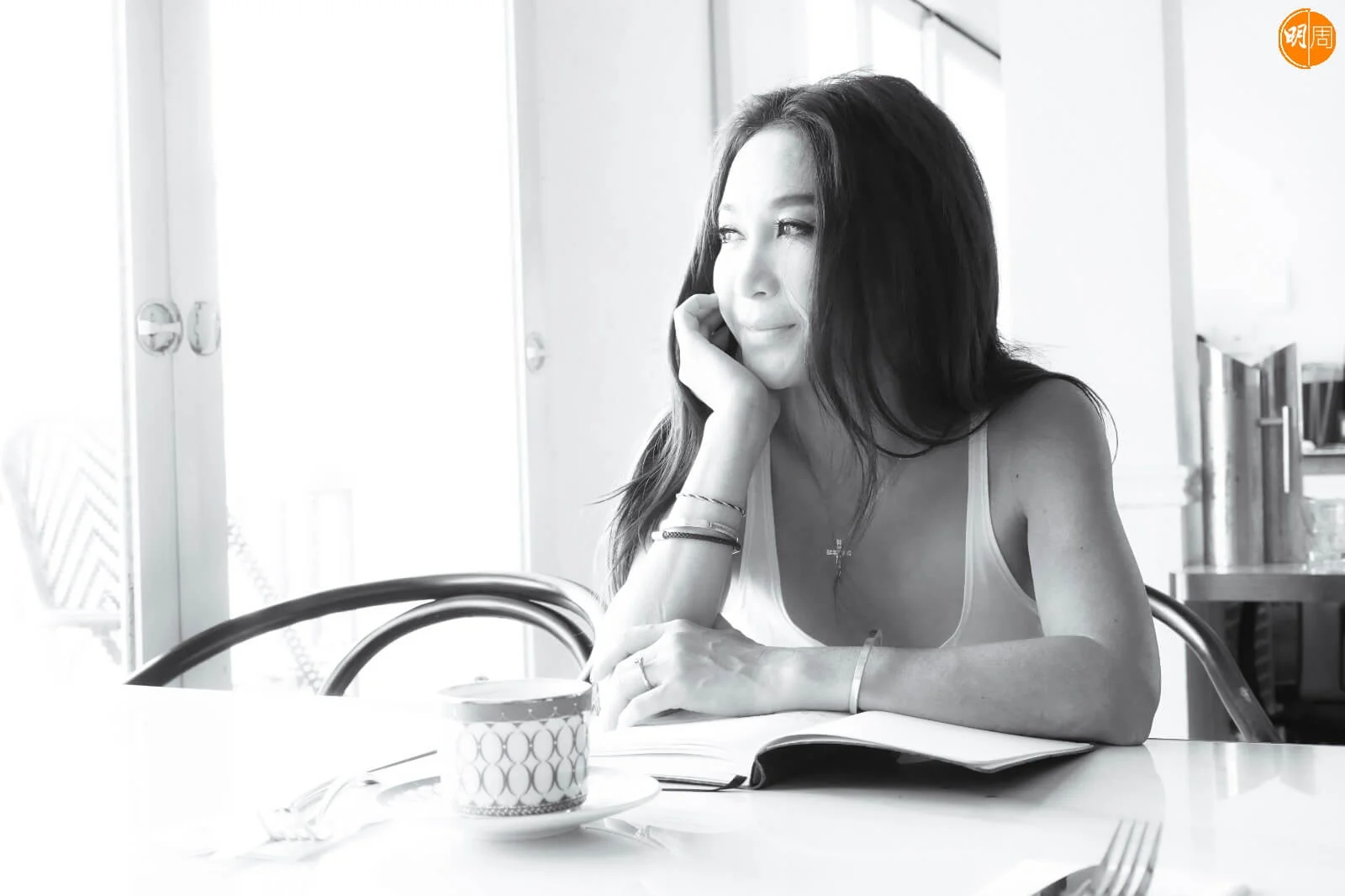 Irene在MV大玩黑白構思，歌曲配合電影內容，回憶兒時畫面。