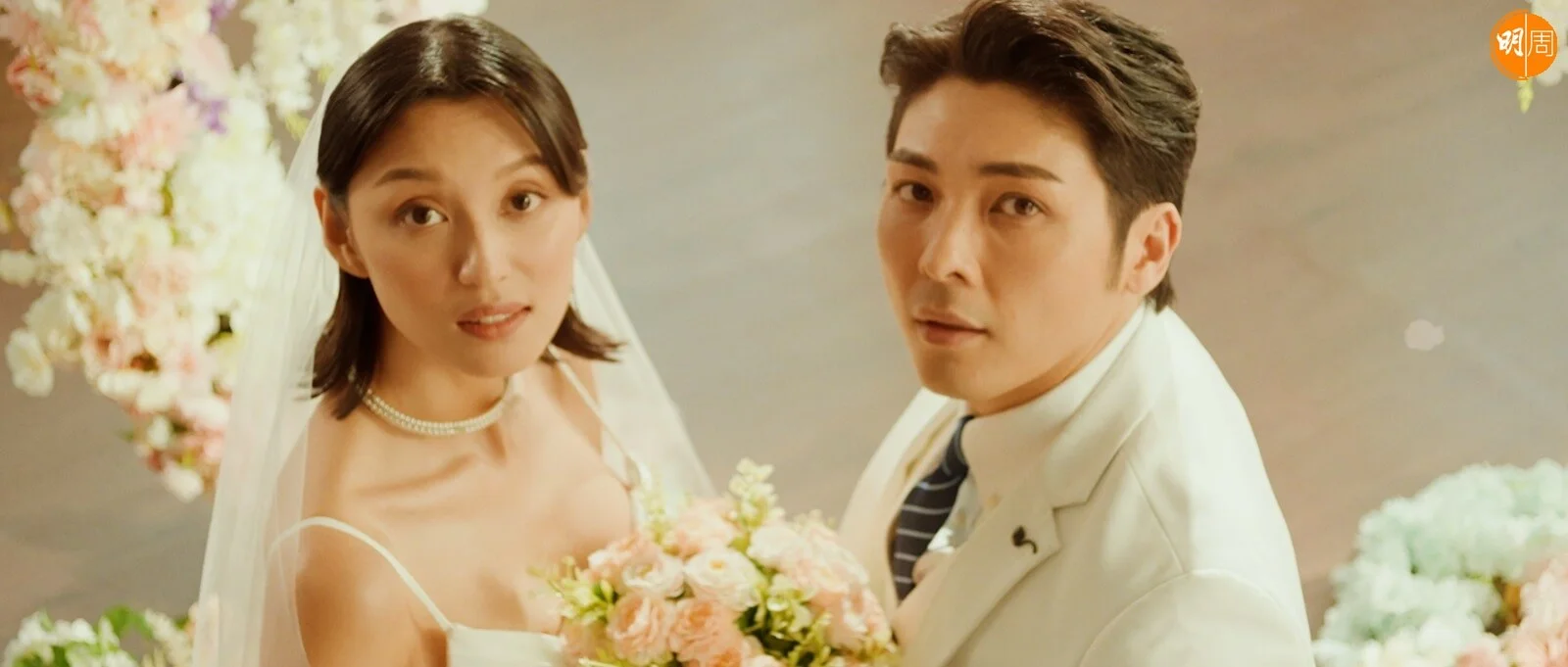 王丹妮與羅孝勇穿上一身白色婚紗禮服，卻發生連串災難式意外。